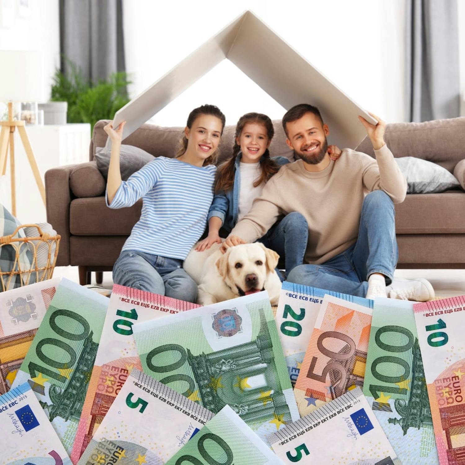 Familie mit Kind und Hund unter einem schützenden Dach, davor Euro-Geldscheine